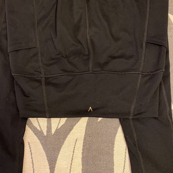 Victoria’s Secret knockout leggings w/ pockets - Picture 3 of 5